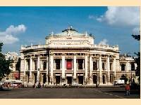 Das Wiener Burgtheater: Hotelzimmer ab 49 Euro (1 oder 2 Personen) bieten die Wochenendspecials der Intercity Hotels
