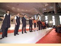 In einem Flugzeughangar hat die spanische Iberia heute ihre neuen Uniformen vorgestellt.