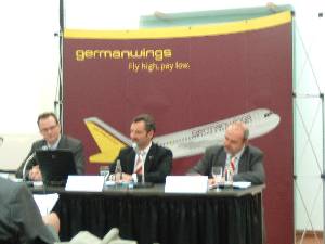 Germanwings-Geschftsfhrer Andreas Bierwirt und Joachim Klein verknden gemeinsam mit Pressesprecher Heinz Joachim Schttes in Kln die Einfhrung des neuen Vielfliegersystems