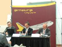 Germanwings-Geschftsfhrer Andreas Bierwirt und Joachim Klein verknden gemeinsam mit Pressesprecher Heinz Joachim Schttes in Kln die Einfhrung des neuen Vielfliegersystems